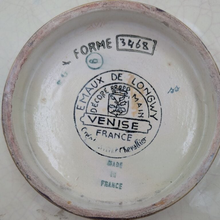 LONGWY - Vide-poche chantourné en émaux polychrome à décor de motifs floraux -…
