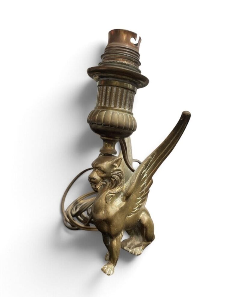 Lot de 4 bougeoirs, en laiton et métal, montés en lampe comprenant : - -Bougeoi…