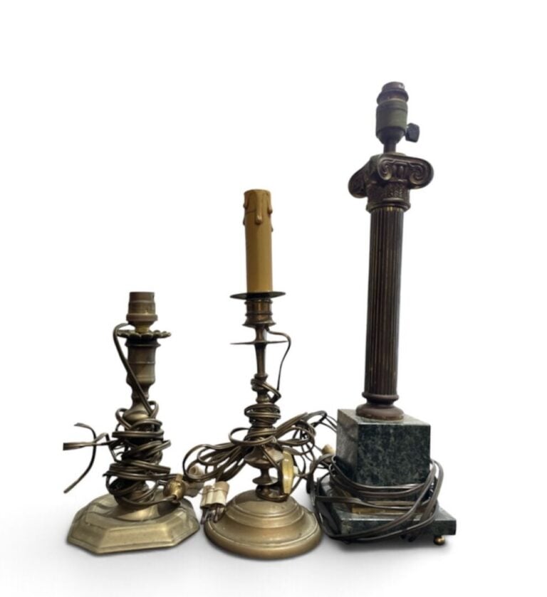 Lot de 4 bougeoirs, en laiton et métal, montés en lampe comprenant : - -Bougeoi…