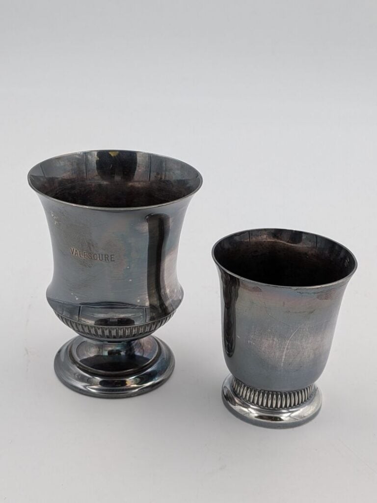 Lot de deux timbales sur piédouche en argent (925) à décor godronné - Poids : 1…