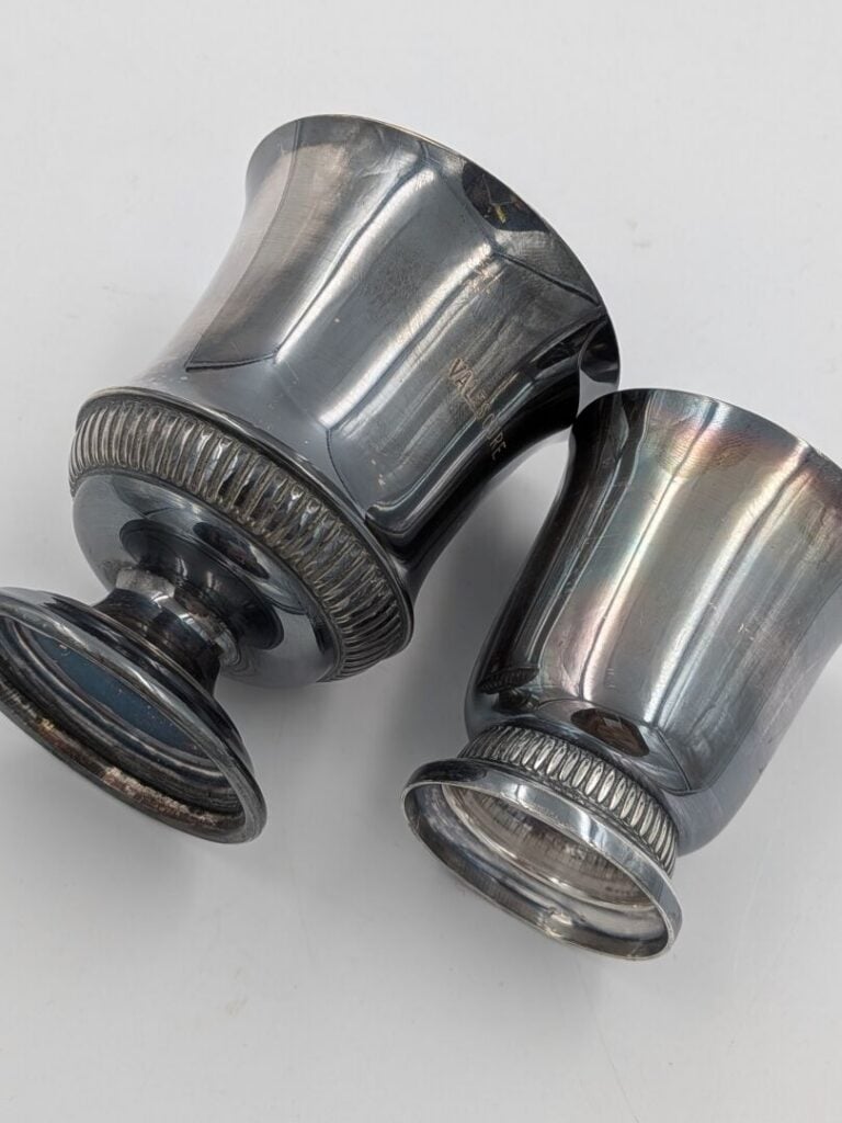Lot de deux timbales sur piédouche en argent (925) à décor godronné - Poids : 1…