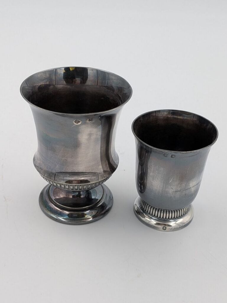 Lot de deux timbales sur piédouche en argent (925) à décor godronné - Poids : 1…
