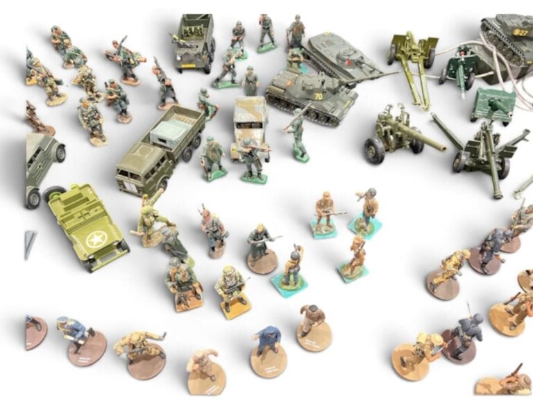 Lot de environ 70 soldats de plomb, figurines plastiques, de chars, voitures et…