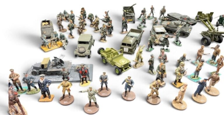 Lot de environ 70 soldats de plomb, figurines plastiques, de chars, voitures et…