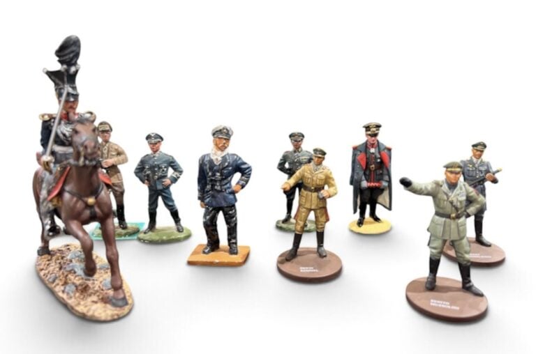 Lot de environ 70 soldats de plomb, figurines plastiques, de chars, voitures et…