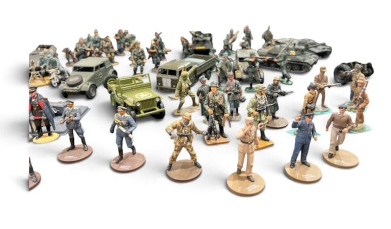 Lot de environ 70 soldats de plomb, figurines plastiques, de chars, voitures et…
