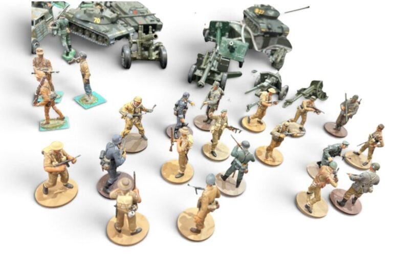 Lot de environ 70 soldats de plomb, figurines plastiques, de chars, voitures et…