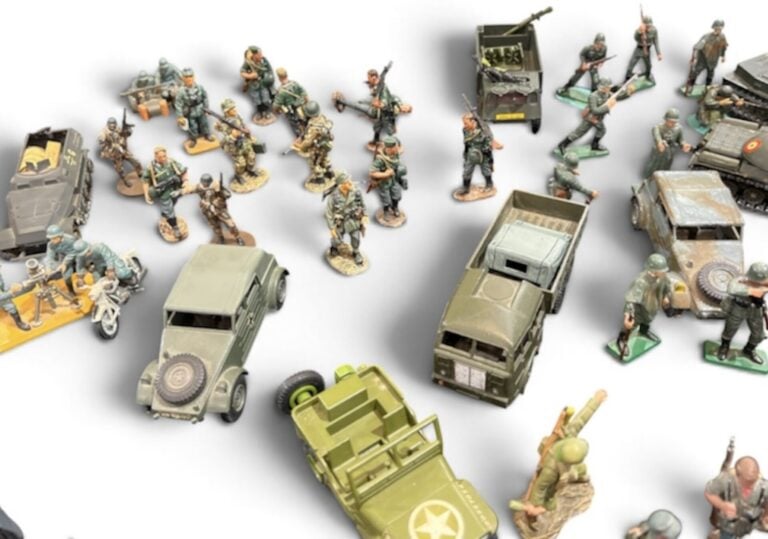Lot de environ 70 soldats de plomb, figurines plastiques, de chars, voitures et…