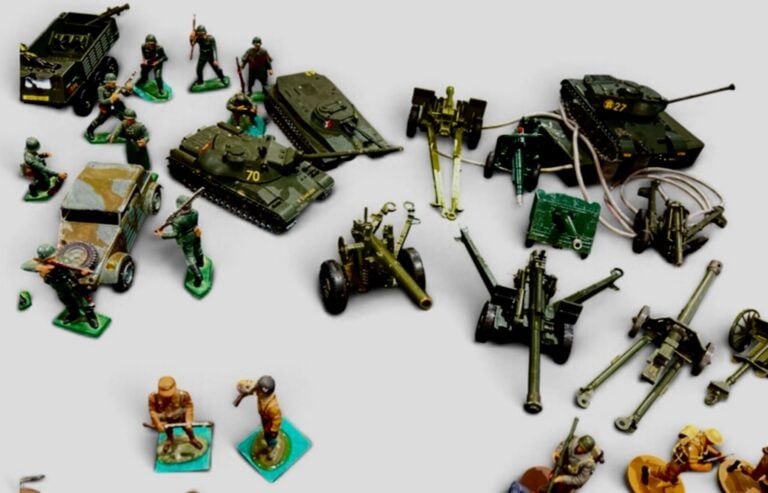 Lot de environ 70 soldats de plomb, figurines plastiques, de chars, voitures et…