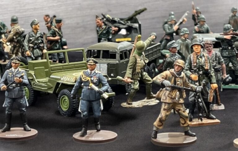 Lot de environ 70 soldats de plomb, figurines plastiques, de chars, voitures et…