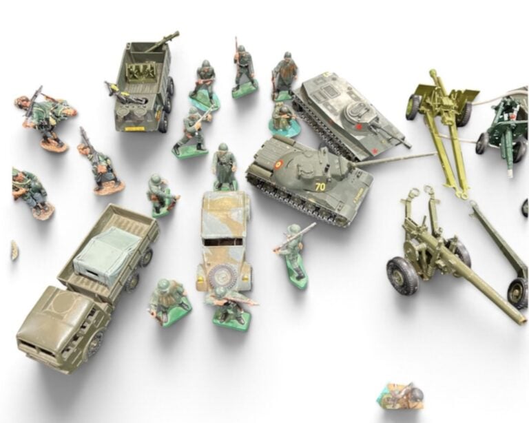 Lot de environ 70 soldats de plomb, figurines plastiques, de chars, voitures et…