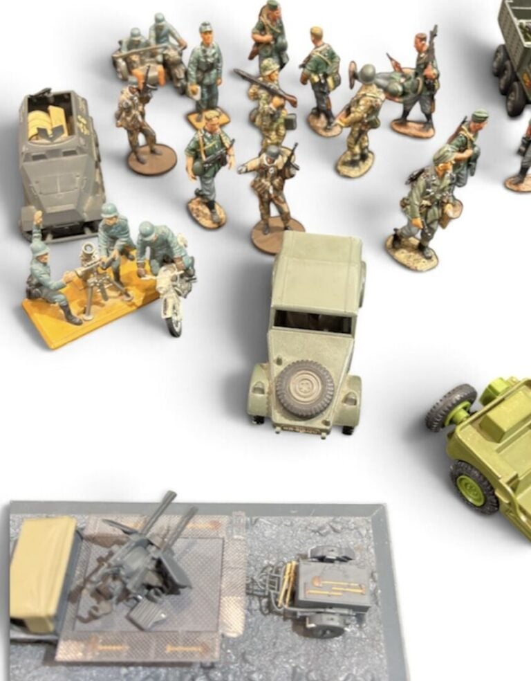 Lot de environ 70 soldats de plomb, figurines plastiques, de chars, voitures et…