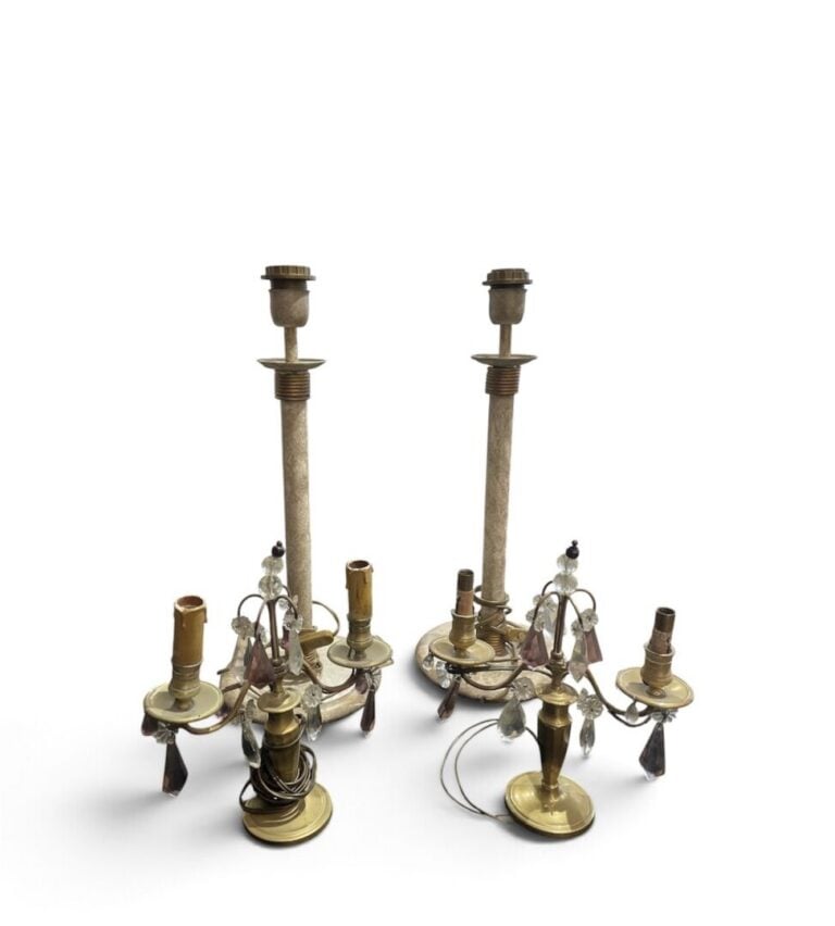 Lot de lampes comprenant : - -une paire de pieds de lampe en métal imitant la p…