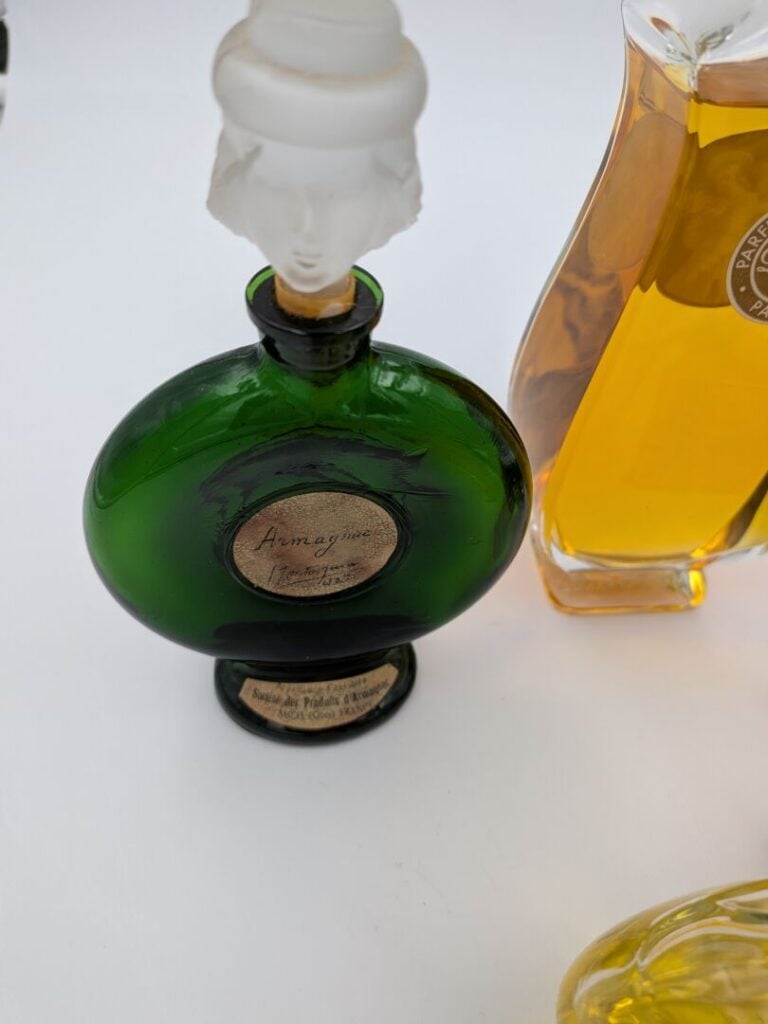 Lot de verrerie comprenant notamment : verre à pied de l'exposition universelle…
