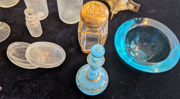 Lot de verrerie comprenant notamment : verre à pied de l'exposition universelle…