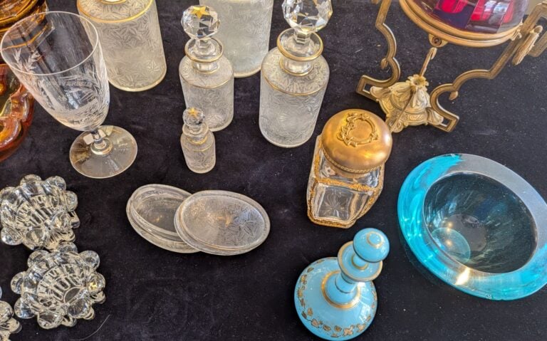 Lot de verrerie comprenant notamment : verre à pied de l'exposition universelle…