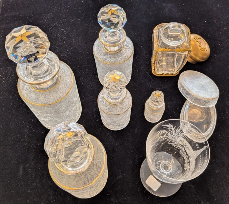 Lot de verrerie comprenant notamment : verre à pied de l'exposition universelle…