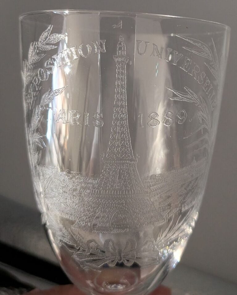 Lot de verrerie comprenant notamment : verre à pied de l'exposition universelle…