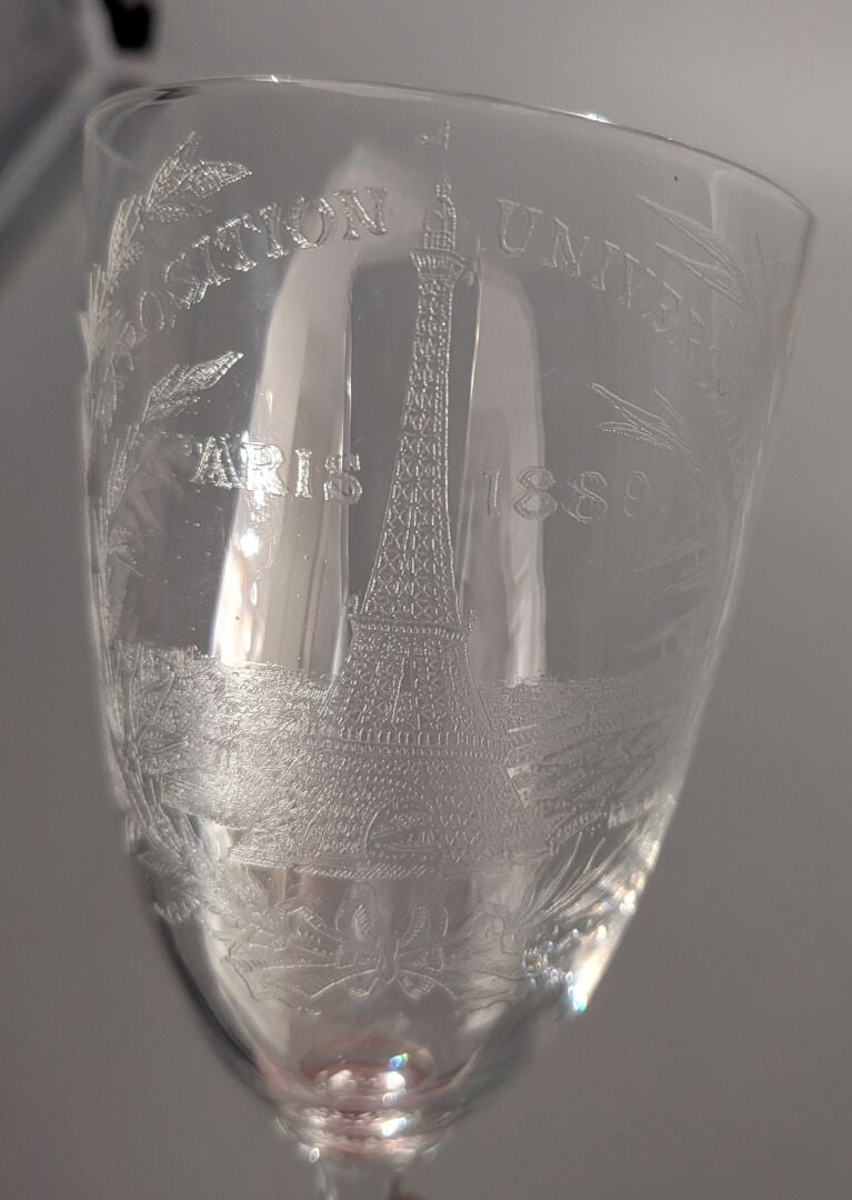 Lot de verrerie comprenant notamment : verre à pied de l'exposition universelle…