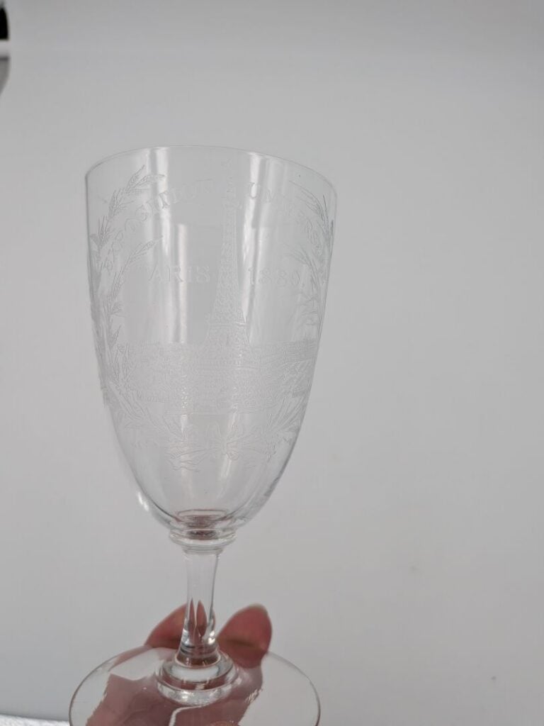 Lot de verrerie comprenant notamment : verre à pied de l'exposition universelle…