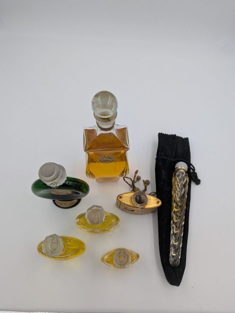 Lot de verrerie comprenant notamment : verre à pied de l'exposition universelle…