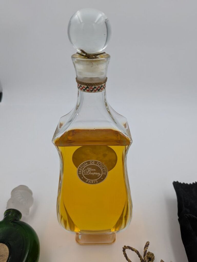 Lot de verrerie comprenant notamment : verre à pied de l'exposition universelle…