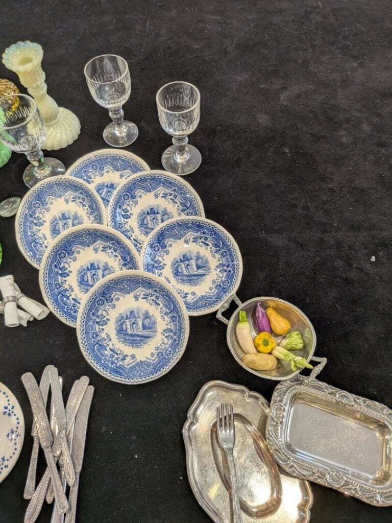Lot de verreries de poupées et petite dinettes en porcelaine et étain comprenan…