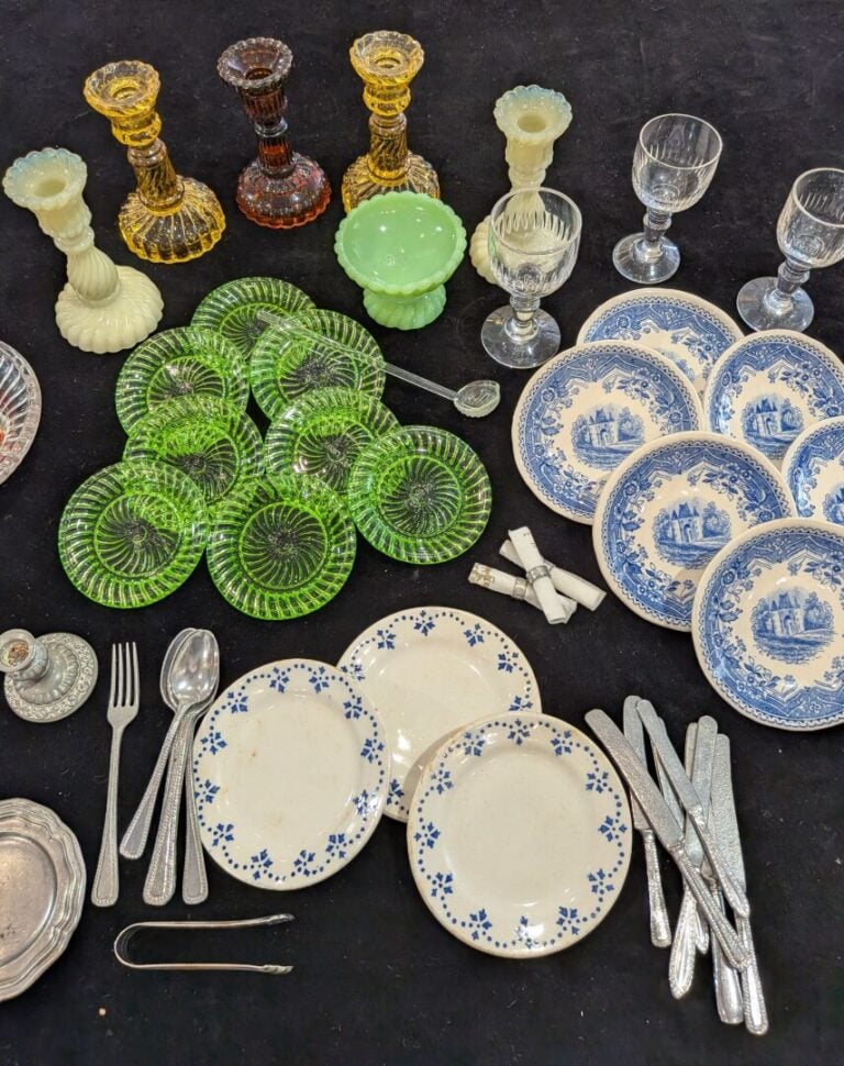 Lot de verreries de poupées et petite dinettes en porcelaine et étain comprenan…