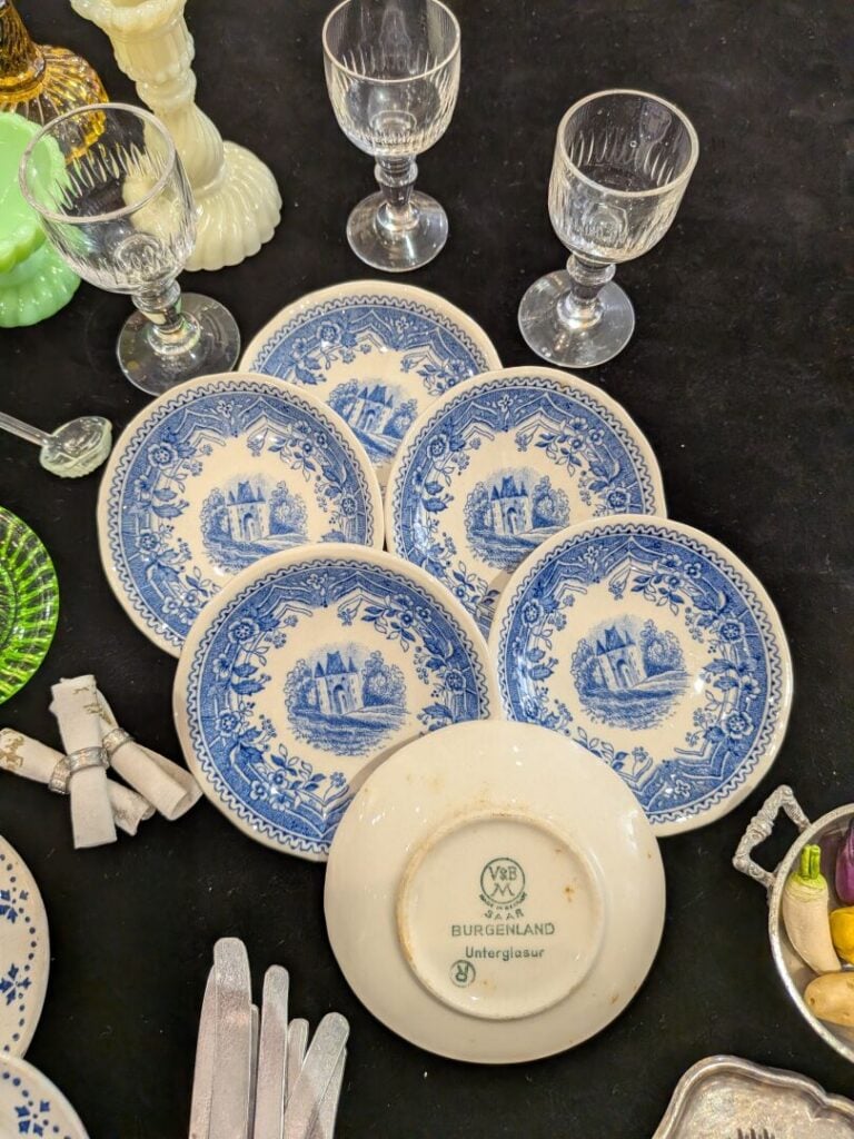 Lot de verreries de poupées et petite dinettes en porcelaine et étain comprenan…