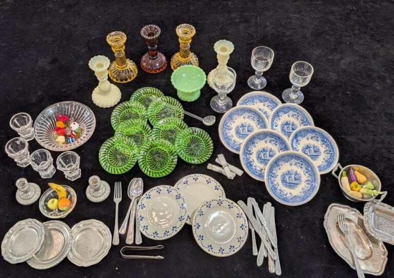 Lot de verreries de poupées et petite dinettes en porcelaine et étain comprenan…
