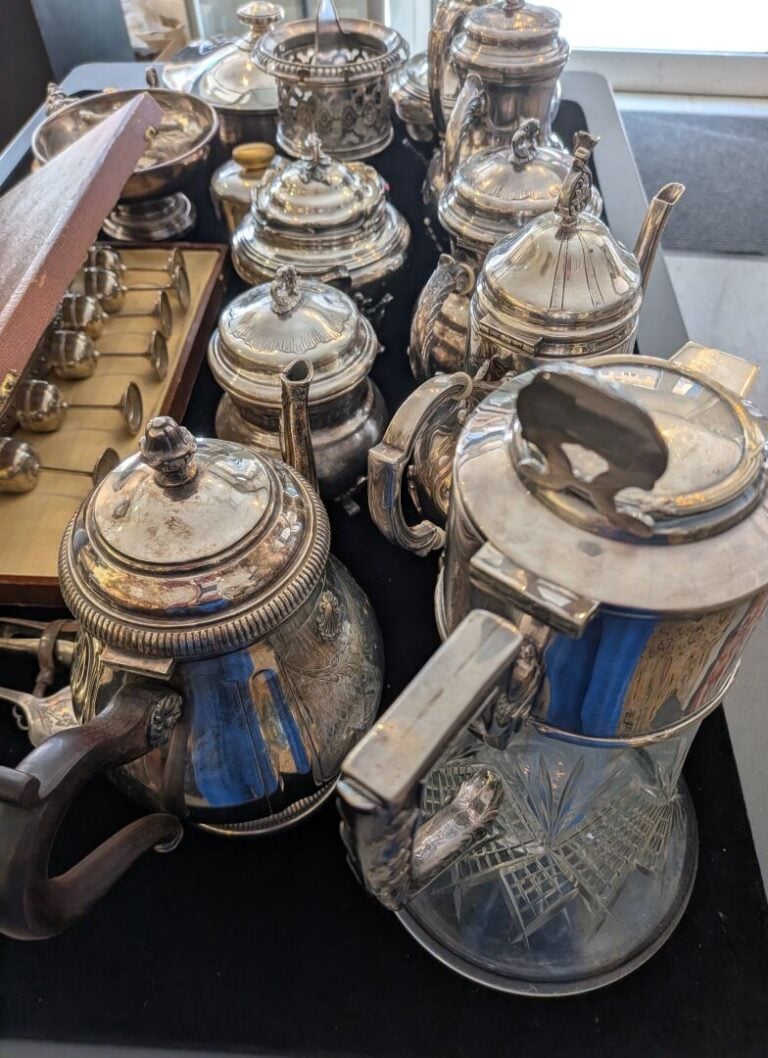 Manette de métal argenté comprenant : cafetières, chocolatières, couverts de se…