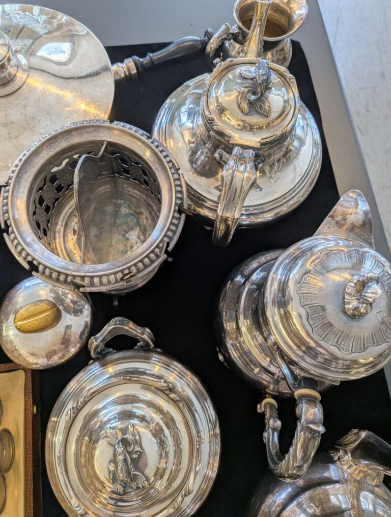 Manette de métal argenté comprenant : cafetières, chocolatières, couverts de se…