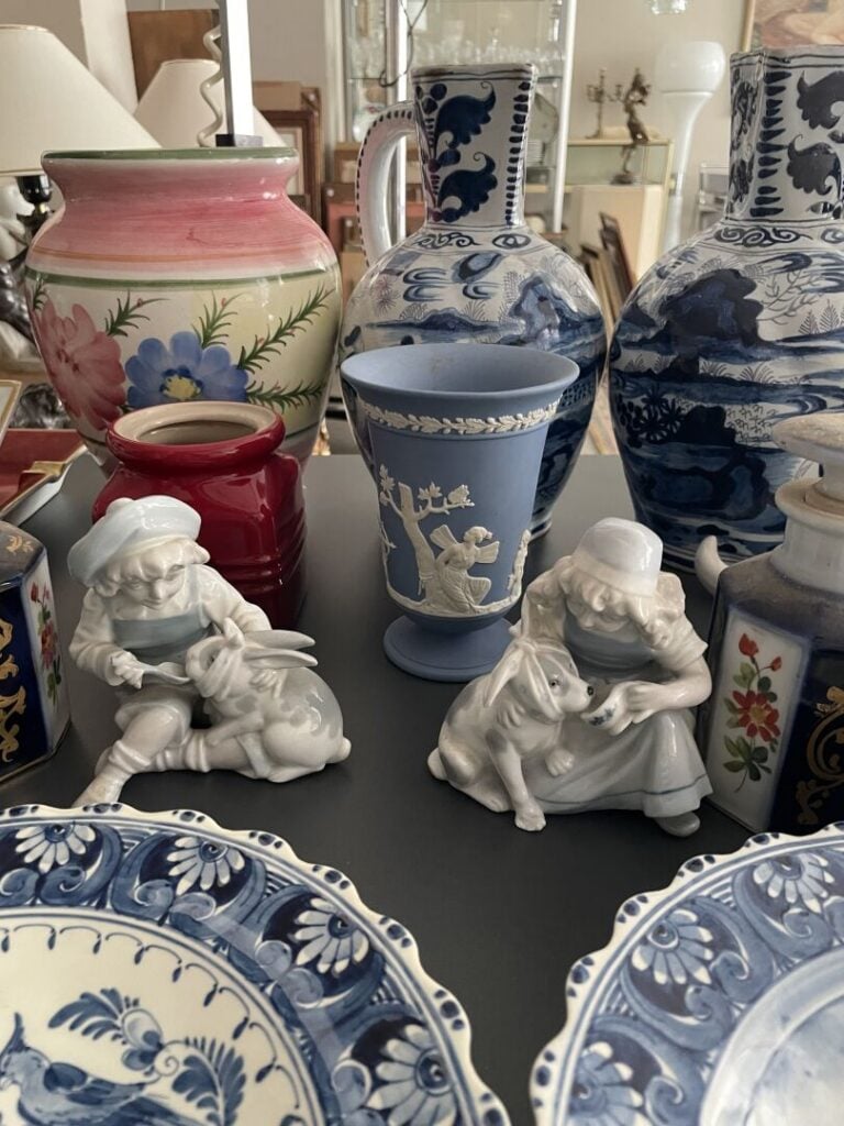 Mannette de céramique comprenant une paire de pichets en faïence de Delft à déc…