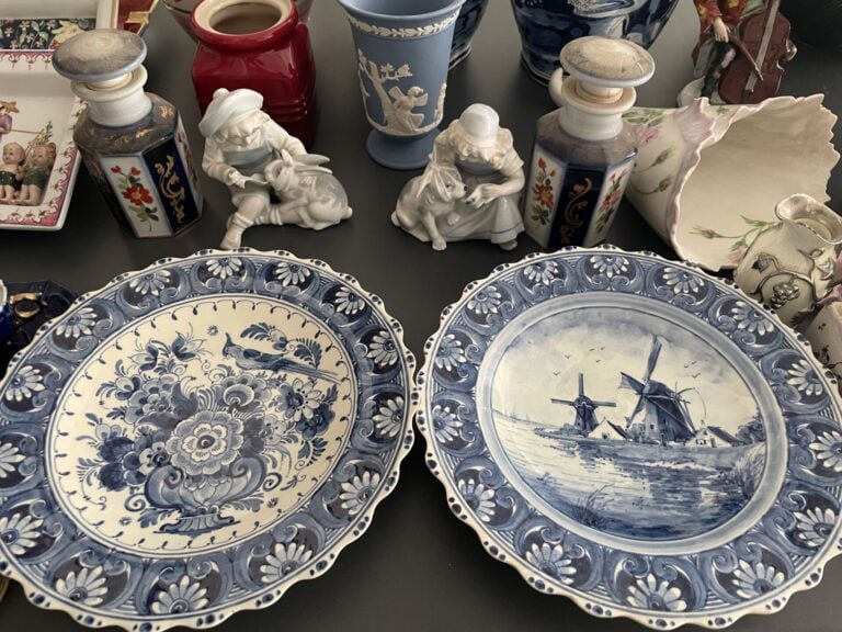 Mannette de céramique comprenant une paire de pichets en faïence de Delft à déc…