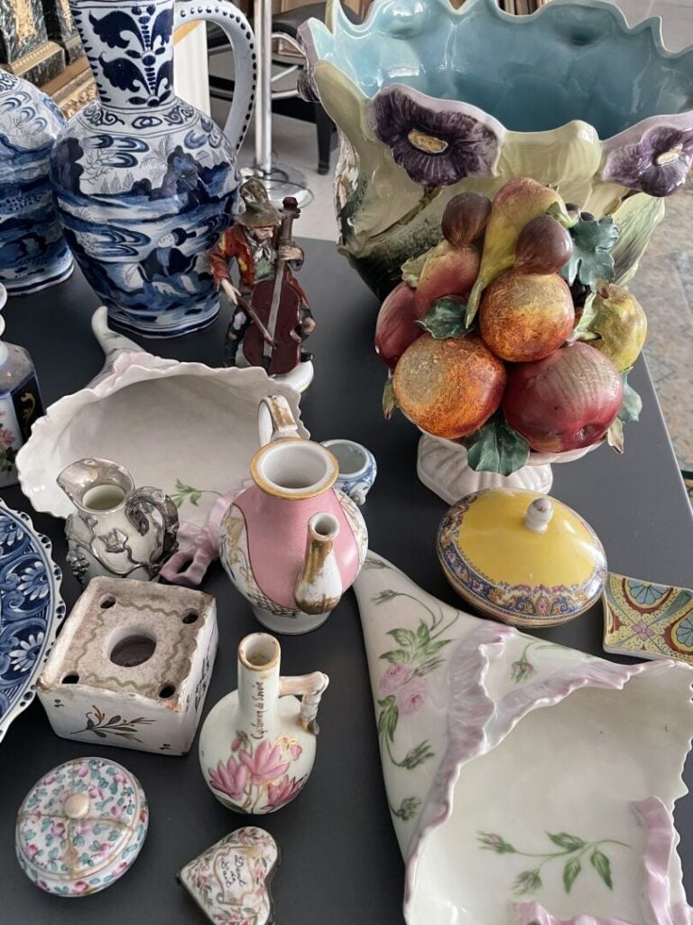 Mannette de céramique comprenant une paire de pichets en faïence de Delft à déc…
