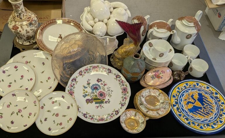 Mannette de vaisselle diverses comprenant : tasses, coupes, petits vases, plats…