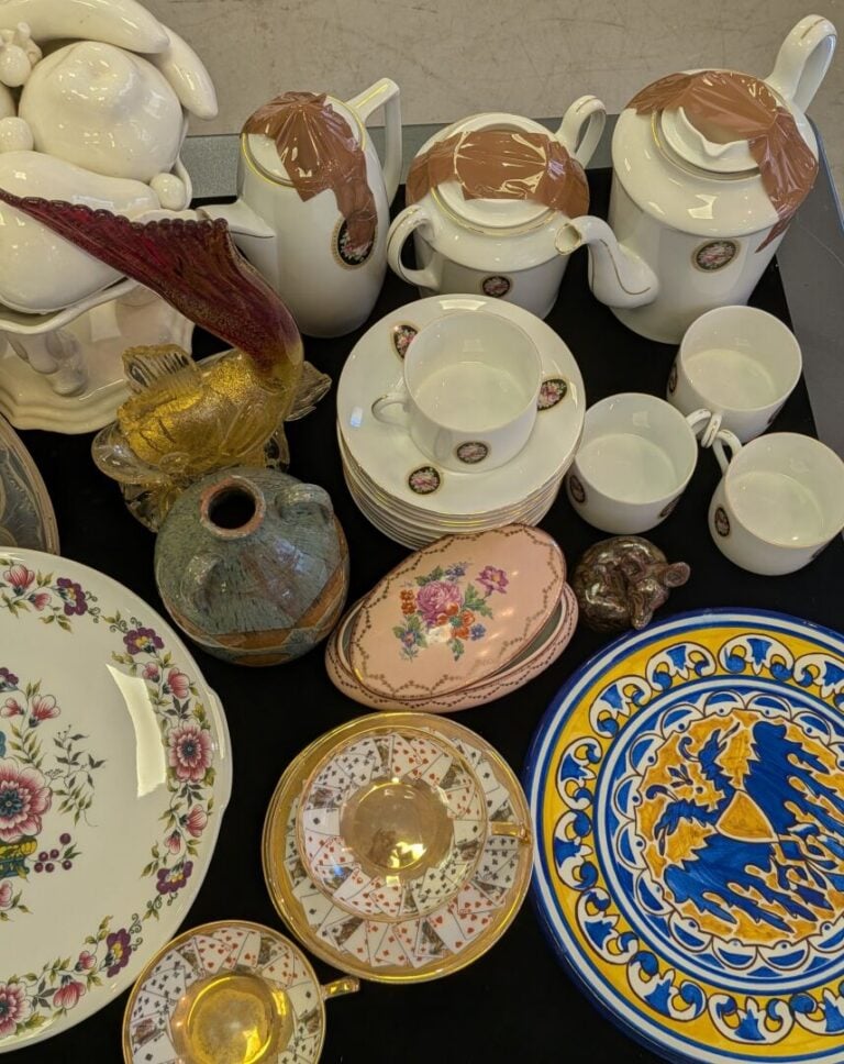 Mannette de vaisselle diverses comprenant : tasses, coupes, petits vases, plats…