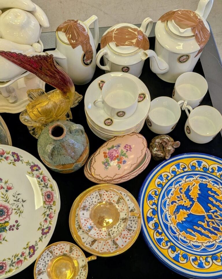 Mannette de vaisselle diverses comprenant : tasses, coupes, petits vases, plats…