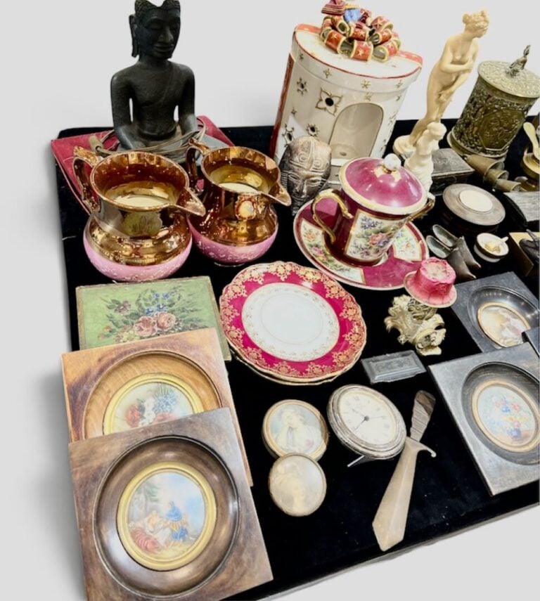 Mannette divers comprenant : deux pots à lait en faïence de Jersey, une lampe,…