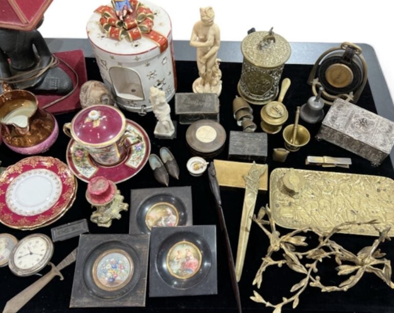 Mannette divers comprenant : deux pots à lait en faïence de Jersey, une lampe,…