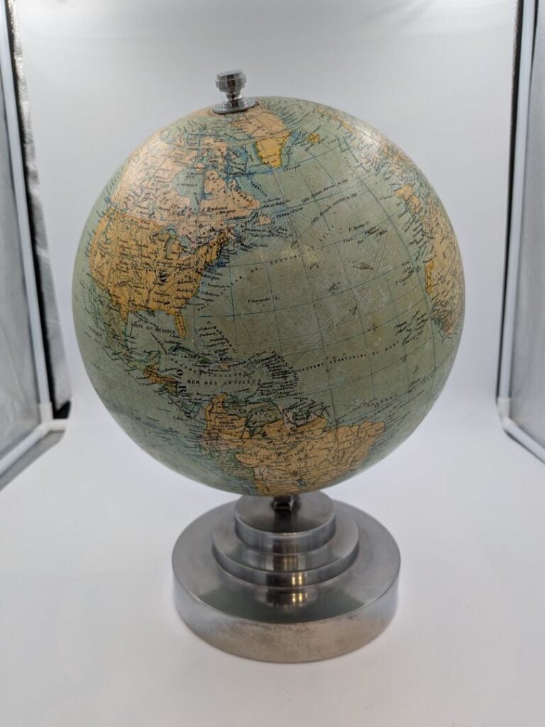 Mappemonde ou globe terrestre reposant sur un piètement en métal - H : 35 cm