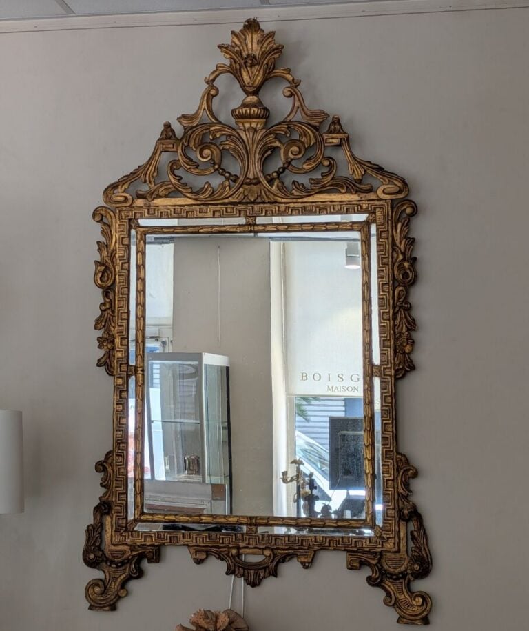 Miroir rectangulaire en bois et stuc doré, mouluré et sculpté, à décor de frise…
