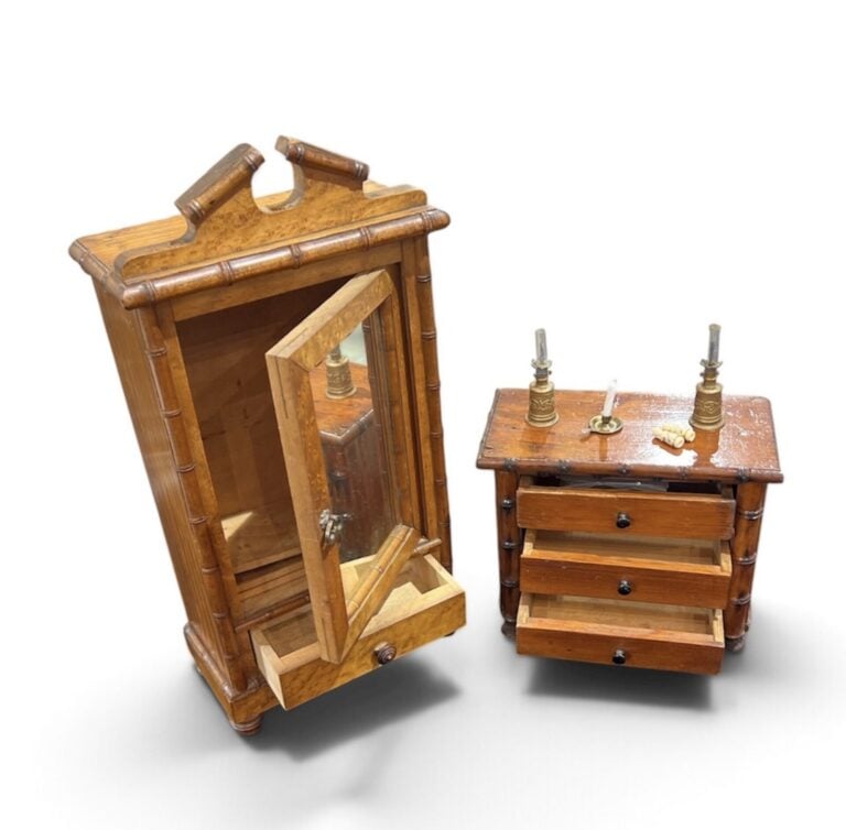 Mobilier de poupée comprenant : une armoire à glace de poupée en bois ouvrant p…