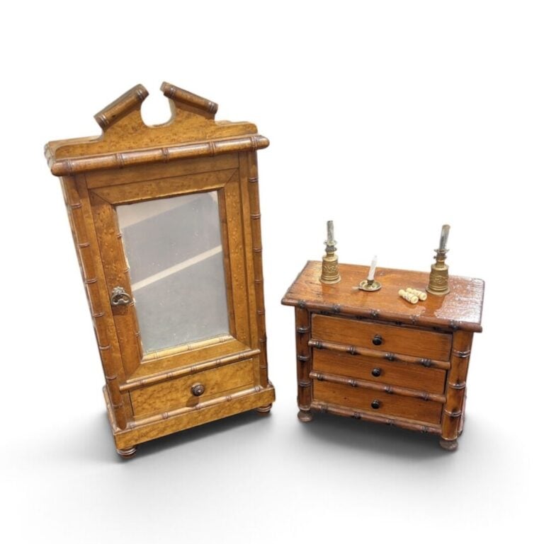 Mobilier de poupée comprenant : une armoire à glace de poupée en bois ouvrant p…