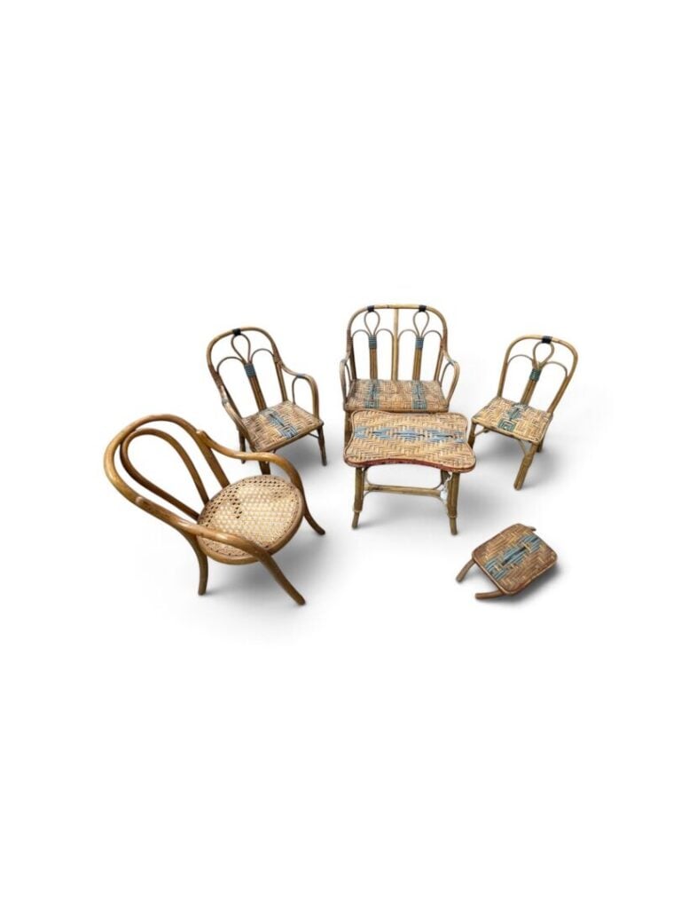 Mobilier de poupée en rotin et osier à décor polychrome comprenant 1 chaise, 1…