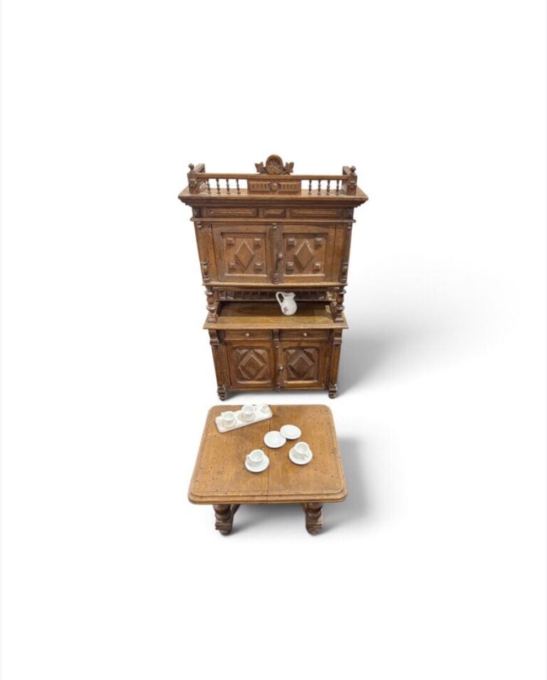 Mobilier de poupée style Henri II comprenant un buffet deux corps et sa table à…