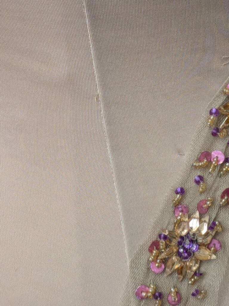 PACO RABANNE - Robe de cocktail rose poudrée ornée de motifs floraux en perles…
