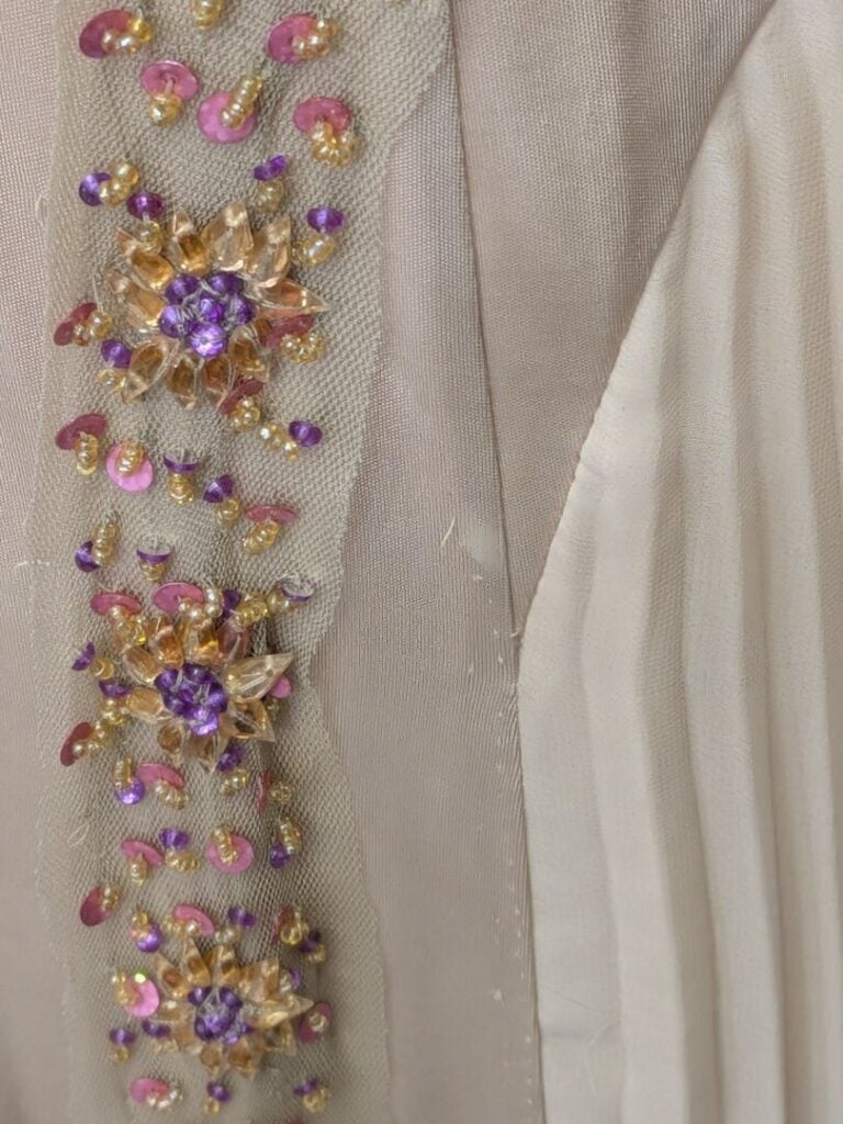 PACO RABANNE - Robe de cocktail rose poudrée ornée de motifs floraux en perles…
