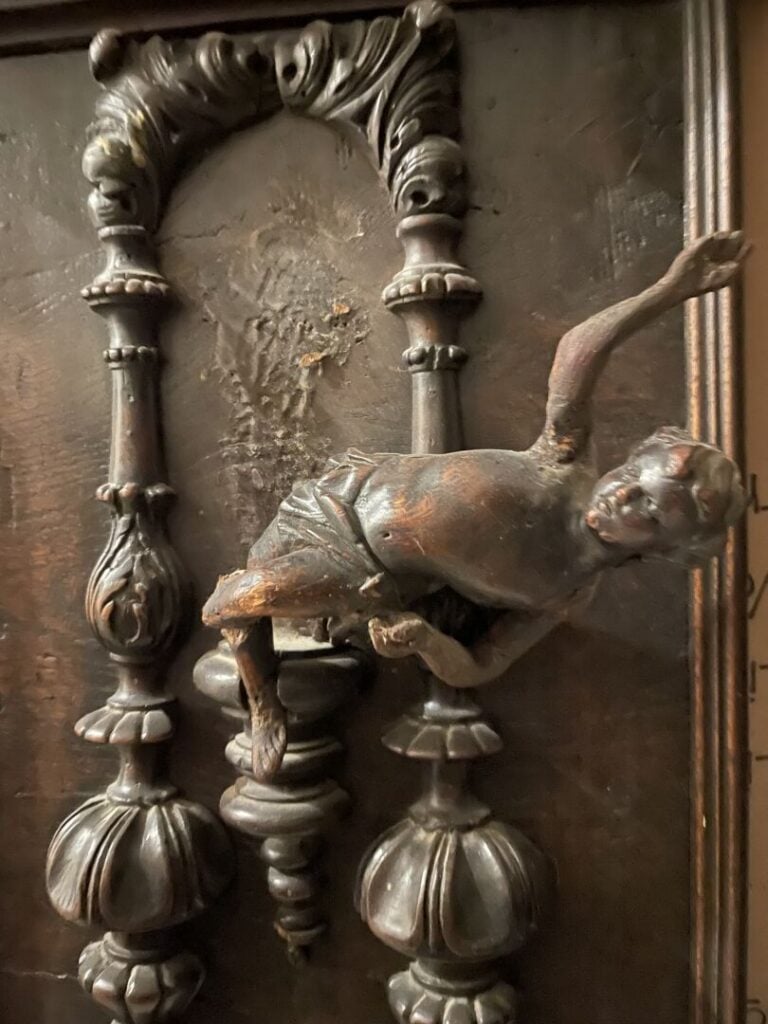 Panneau en chêne sculpté représentant Suzanne et les Vieillards - Italie, XVIIe…