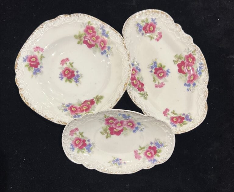 Partie de dinette en porcelaine blanche à décor floral comprenant : un plat ron…